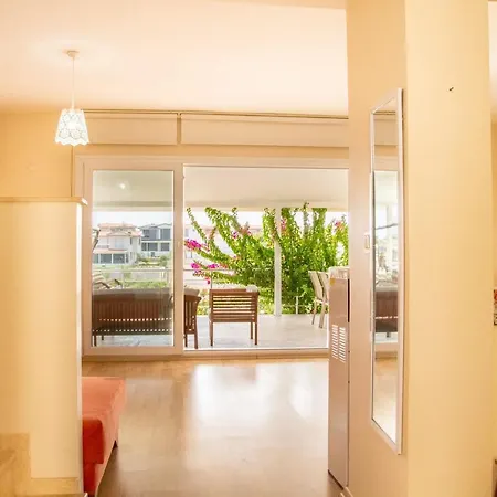 Villa Peaceful House With Refreshing Terrace In